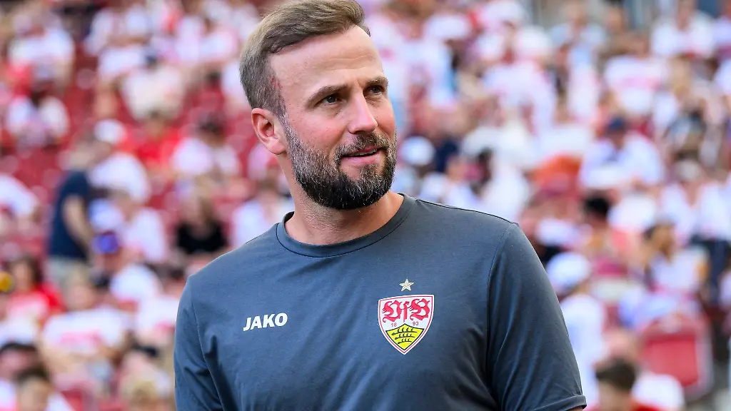 Fussball-Bundesliga-VfB-Stuttgart-VfL-Bochum-1-Spieltag-MHPArena-Stuttgart-Stuttgarts-Trainer-Sebastian-Hoeness-steht-vor-dem-Spiel-im-Stadion