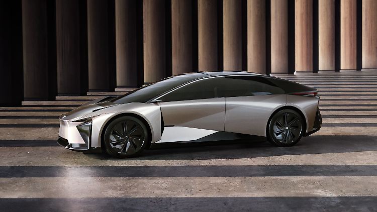 Der Lexus LF-ZC wirkt größer, als seine 4,75 Längenmeter vermuten lassen.