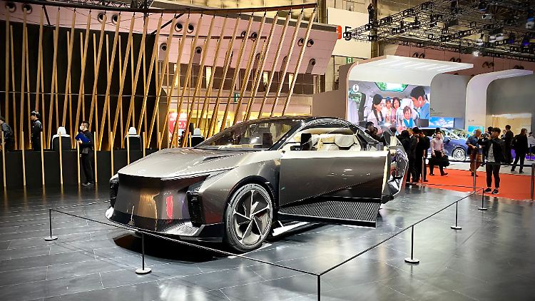Die Front des Lexus LF-ZL trägt dick auf. Hier würde man für das spätere Serienauto wohl ein bisschen abrüsten.