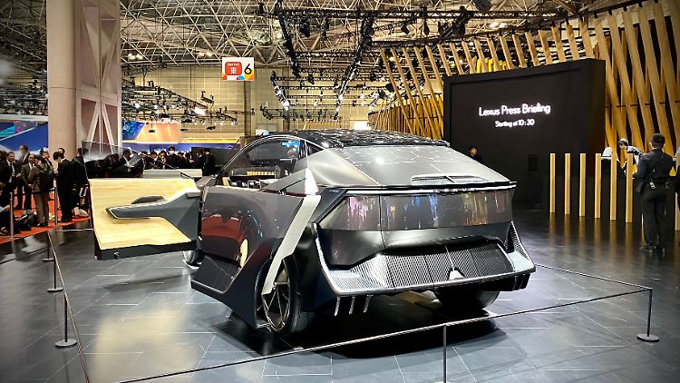 Der gewaltige Lexus LF-ZL sieht im Vergleich zum ZC noch einen Hauch mehr nach Studie aus.