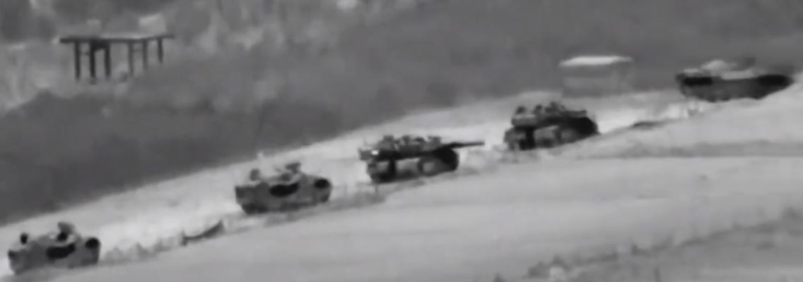 Das israelische Militär veröffentlichte ein Video von dem neuen Vorstoß, das mehrere rollende Panzer zeigt.