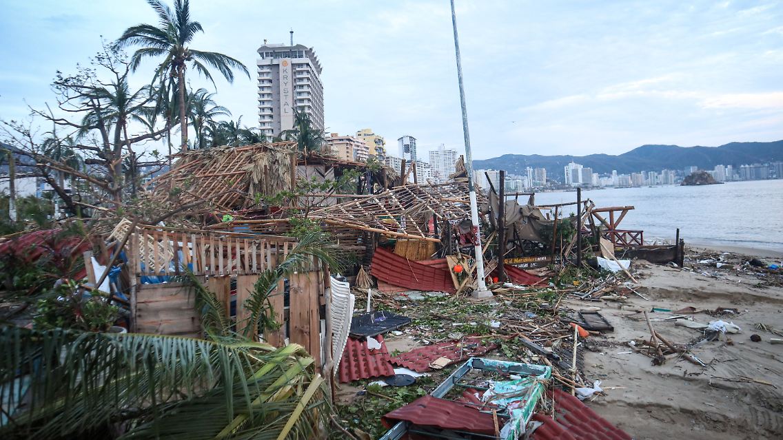 Der Strand von Acapulco gleicht einem Trümmerfeld.