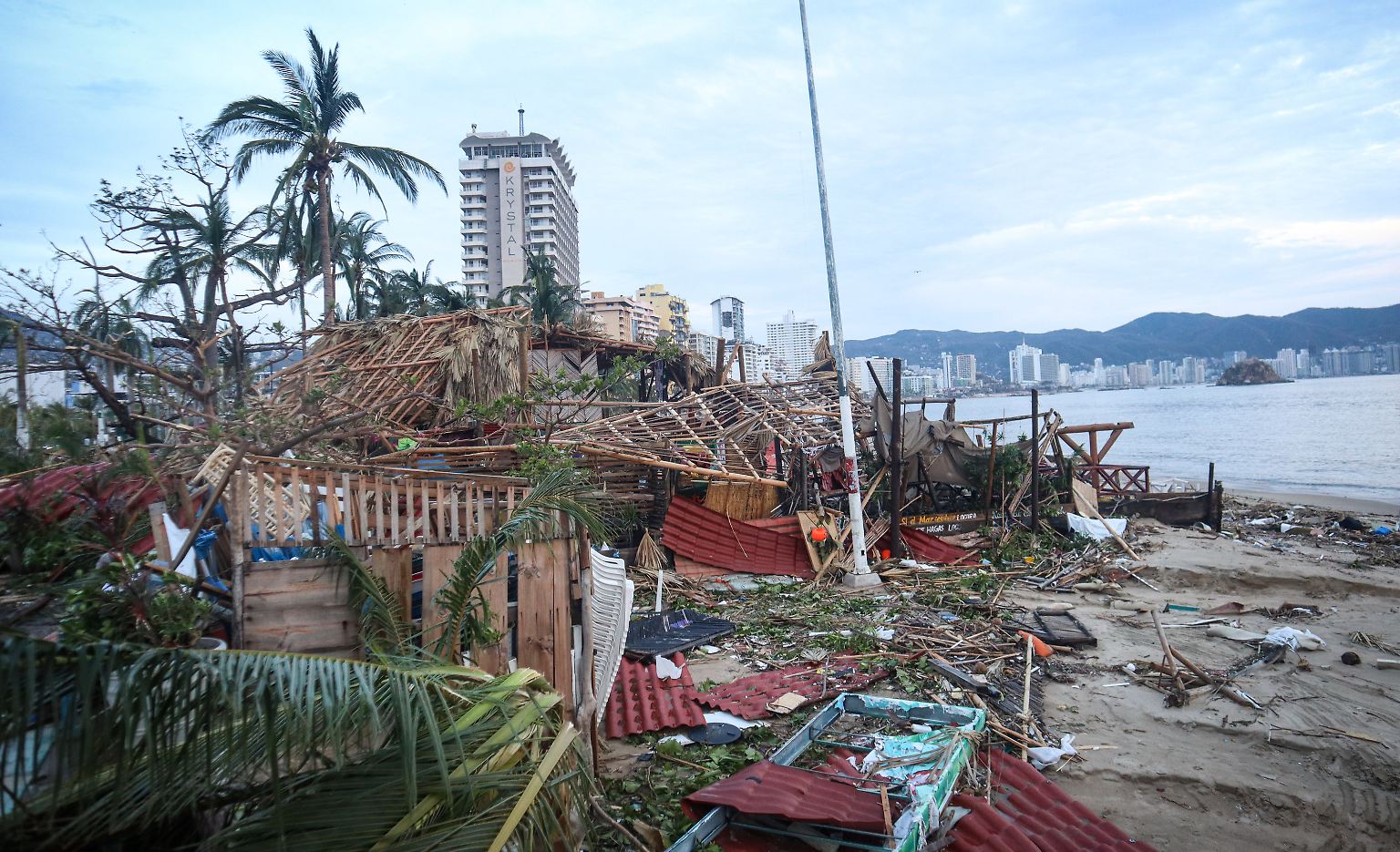 Der Strand von Acapulco gleicht einem Trümmerfeld.