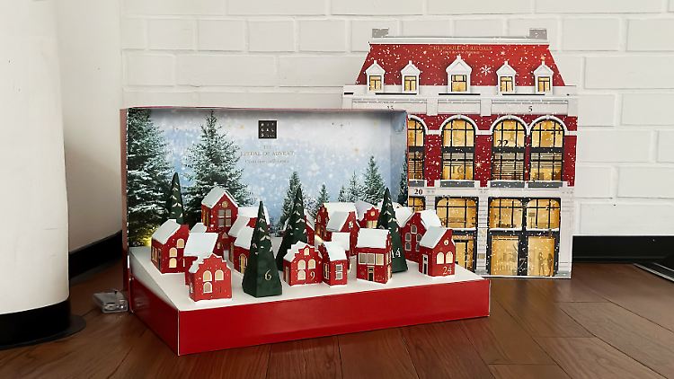 Die Rituals-Adventskalender im Test: Die Classic-Version in Haus-Optik und die Deluxe-Version als 3D-Stadt.