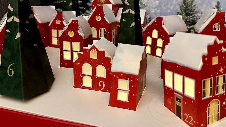 Das Dorf des Deluxe-Adventskalenders von Rituals erstrahlt mit jedem geöffnetem Türchen in mehr Licht.