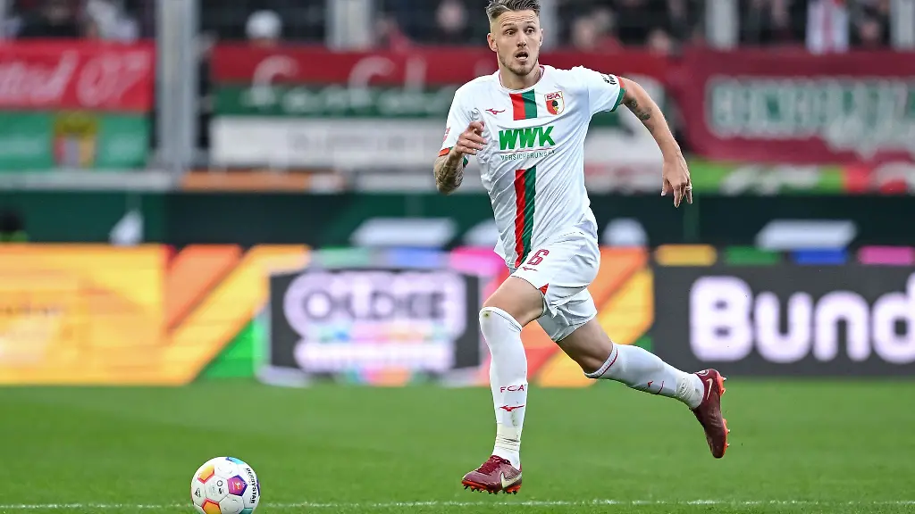 Fussball-Bundesliga-FC-Augsburg-TSG-1899-Hoffenheim-11-Spieltag-WWK-Arena-Augsburgs-Jeffrey-Gouweleeuw-in-Aktion