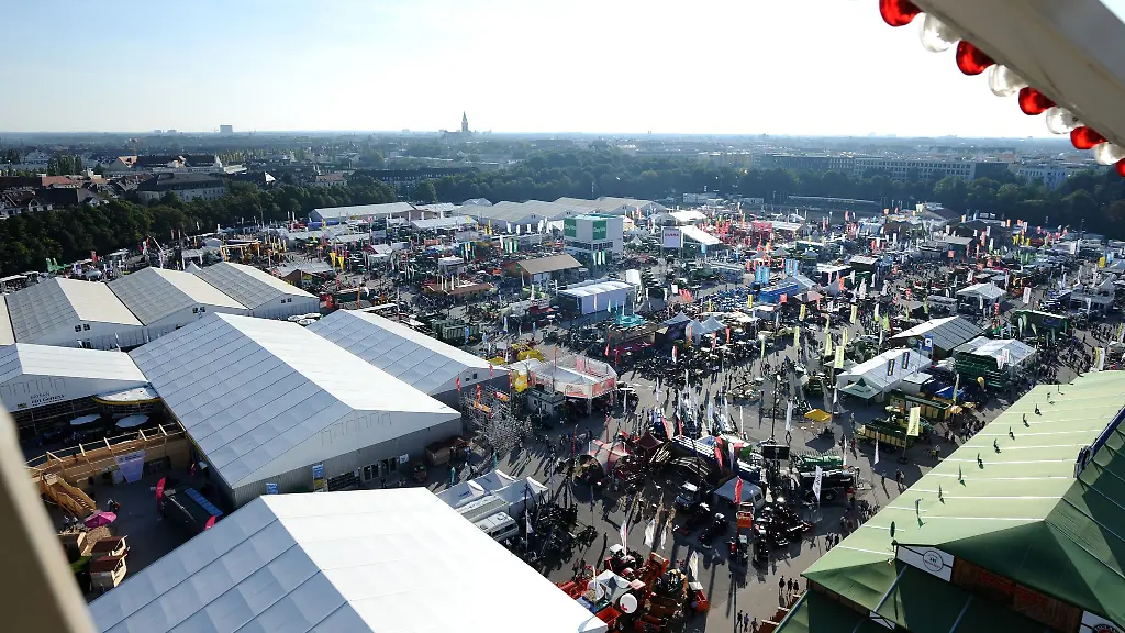 Blick-vom-Riesenrad-aus-auf-das-Bayerische-Zentral-Landwirtschaftsfest-ZLF-hinter-dem-Oktoberfestgelaende-in-Muenchen-Bayern