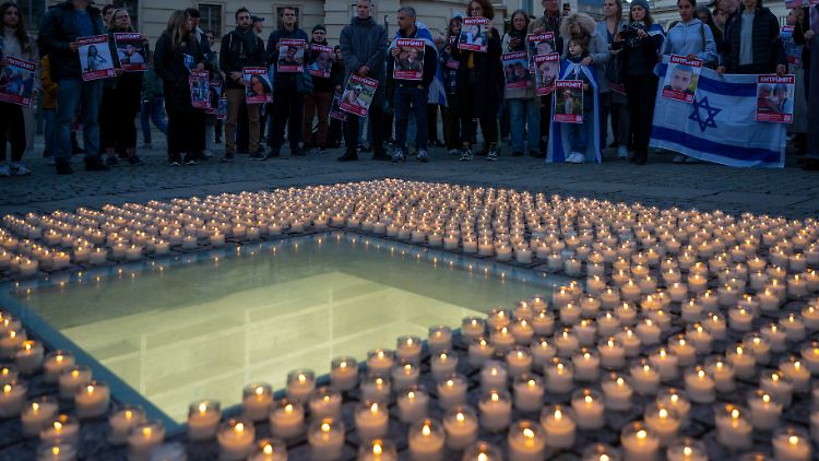 Menschen protestieren für die Freilassung der Hamas-Geiseln auf dem Bebelplatz in Berlin.