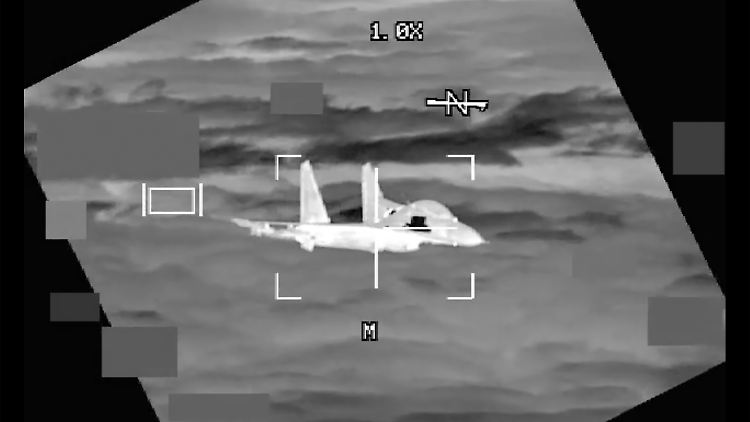 Ein Video des US-Militärs zeigt die Flieger aus Peking und Washington gefährlich nahe beieinander. 