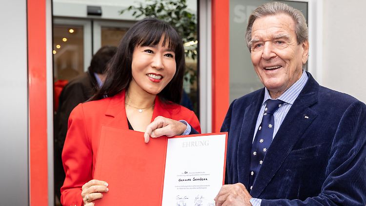 Gerhard Schröder und seine Frau So-yeon Schröder-Kim nach der Verleihung der Ehrenurkunde.