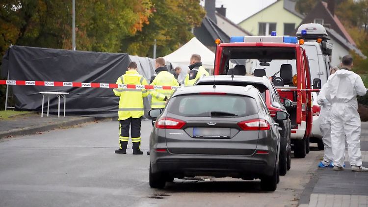 Der Tote wurde auf einer Wiese entdeckt - die Polizei suchte dort nach Spuren.