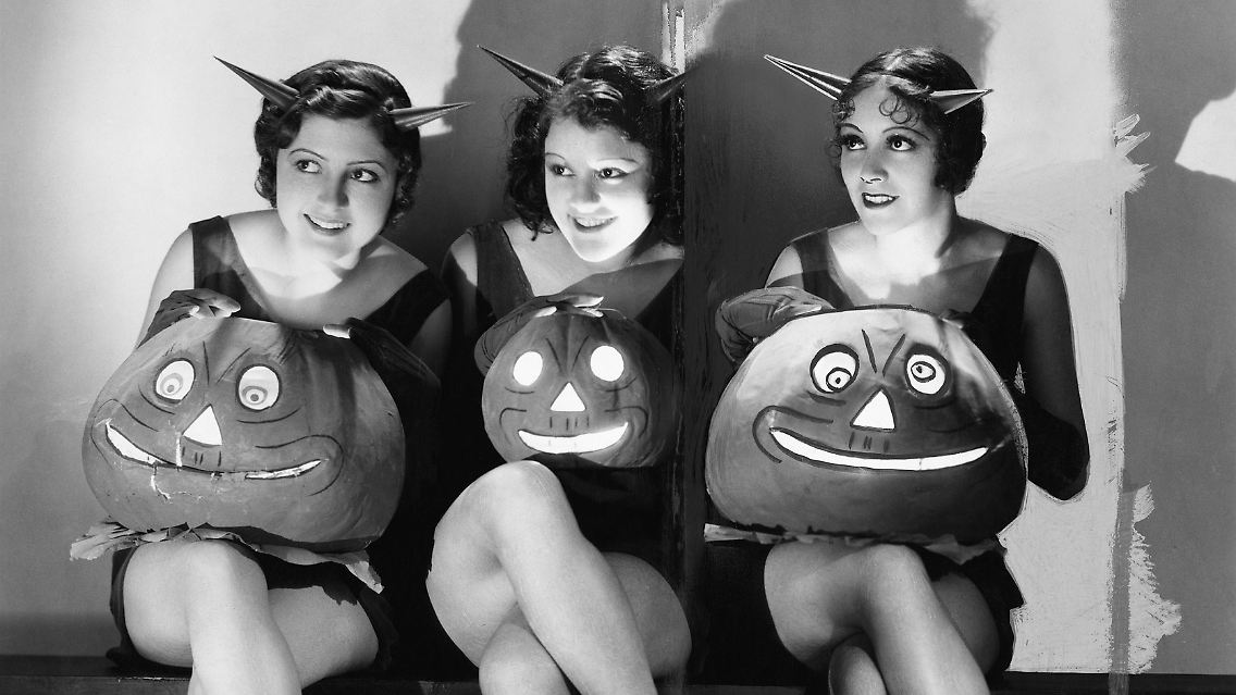 Ein beliebtes Spiel bei Halloween-Feiern war, ein großes Glas Weinbrand in eine Schüssel zu geben, ...