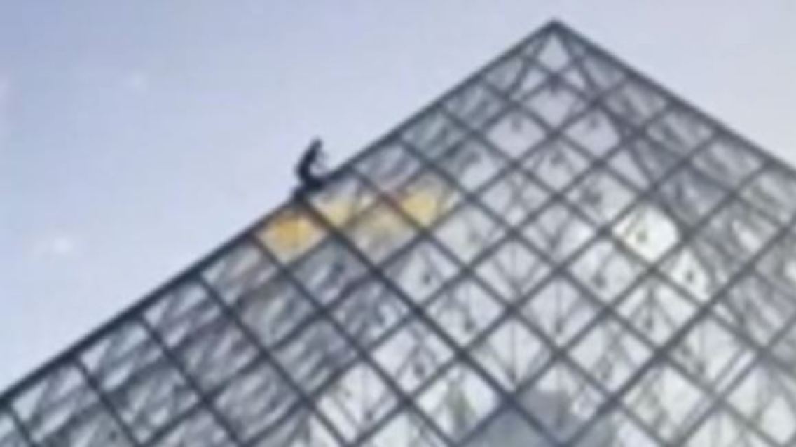 louvre.JPG