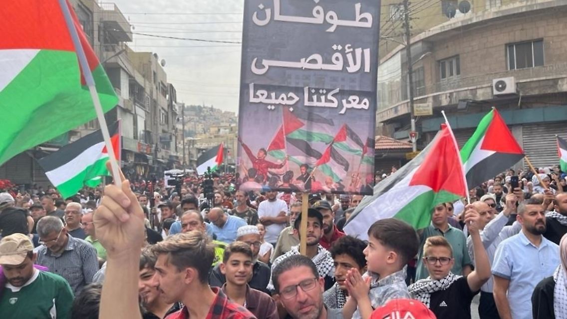 Der 1994 geschlossene israelisch-jordanische Friedensvertrag stehe nicht für "Frieden", sondern für "Kapitulation", so die Demonstranten.
