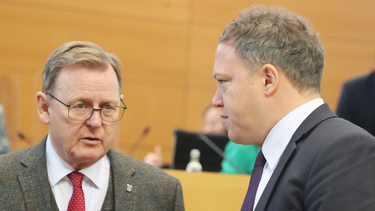 Thüringens CDU-Landeschef Voigt (r.) im Gespräch mit dem linken Ministerpräsidenten Ramelow. Auch mit einer Partei Sahra Wagenknechts würde der Union-Politiker sprechen. 