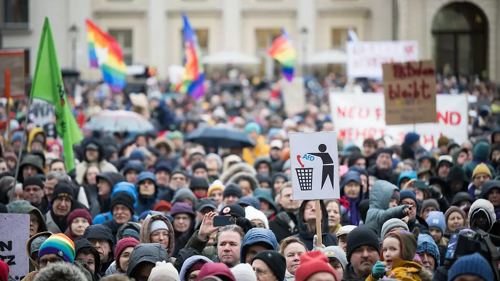 Menschen-stehen-waehrend-der-Demonstrationen-Potsdam-wehrt-sich-auf-dem-Alten-Markt