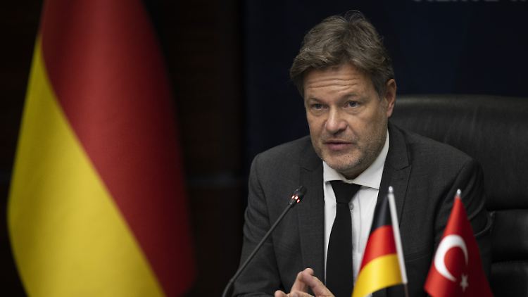 Wirtschaftsminister Robert Habeck bei einer Pressekonferenz infolge des Treffens der deutsch-türkischen Wirtschafts- und Handelskommission Jetco.