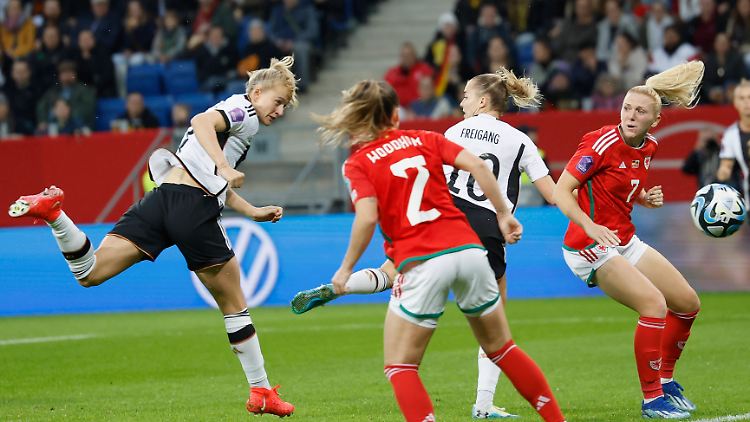 Lea Schüller traf für die DFB-Elf zweimal per Kopf.
