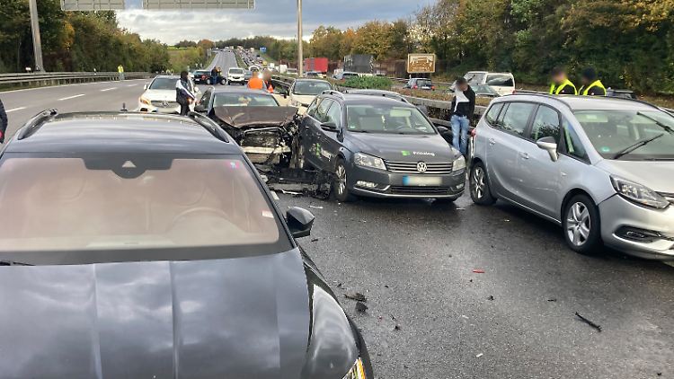 An gleich 17 Abschnitten der A 81 krachte es.