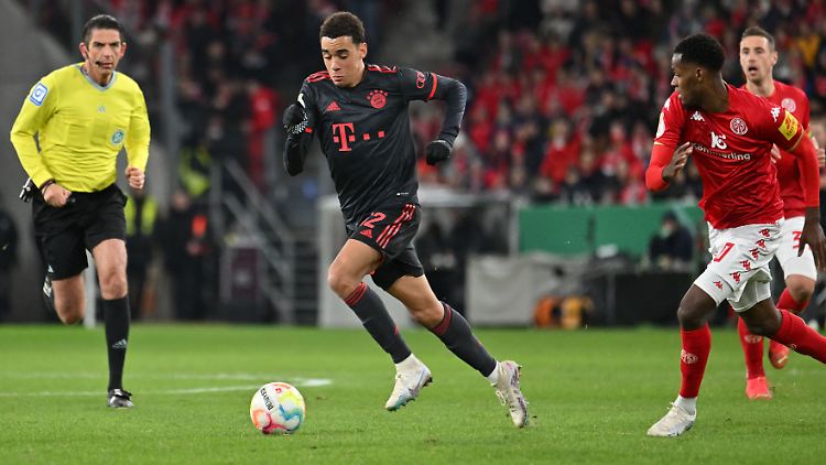 Beim Tempo von Jamal Musiala kommt Schiedsrichter Deniz Aytekin nicht mit.