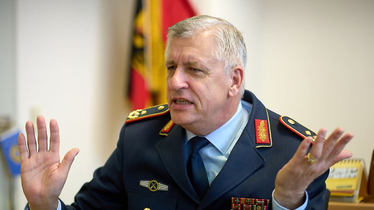Generalmajor Markus Kurczyk beklagt, das Verteidigungsministerium habe ihm zum "Spielball" gemacht.