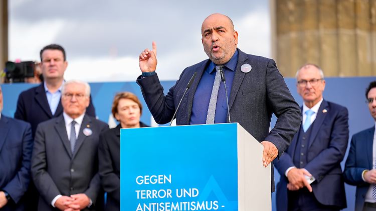 Bei der Kundgebung am vergangenen Sonntag in Berlin sprach sich Nouripour für Solidarität mit Israel aus.