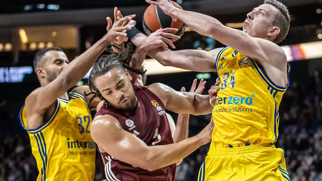 Carsen-Edwards-von-FC-Bayern-Muenchen-kaempft-gegen-Berlins-Johannes-Thiemann-l-und-Justin-Bean-r-um-den-Ball