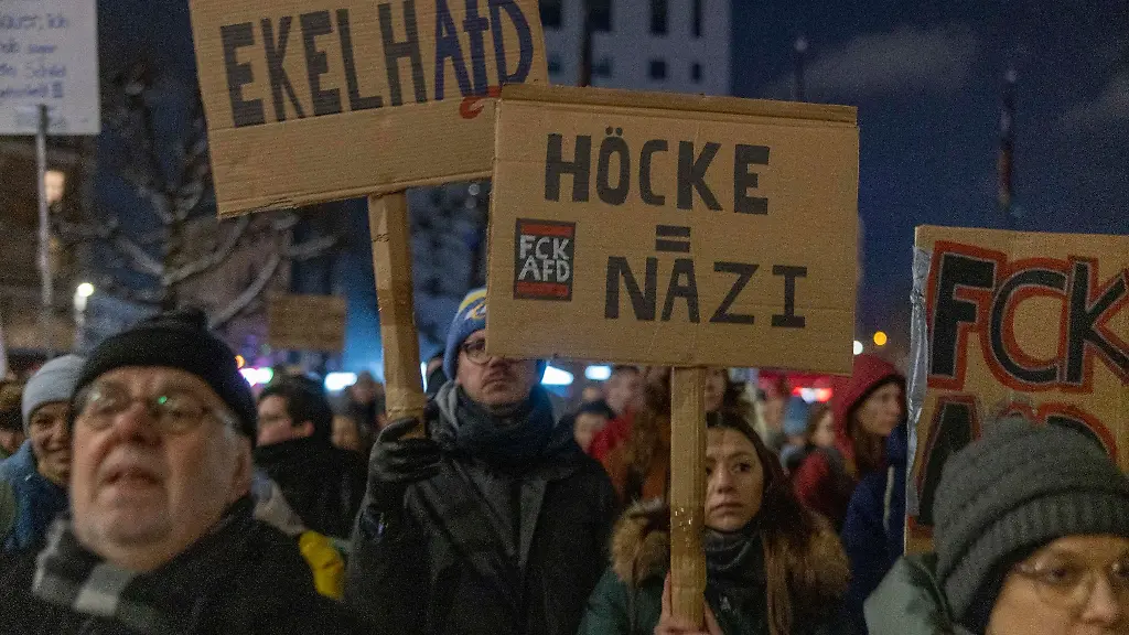 Unter-dem-Motto-Zeichen-gegen-Rechts-Kein-Platz-fuer-Nazis-nehmen-Menschen-an-einer-Kundgebung-in-der-Mainzer-Innenstadt-teil