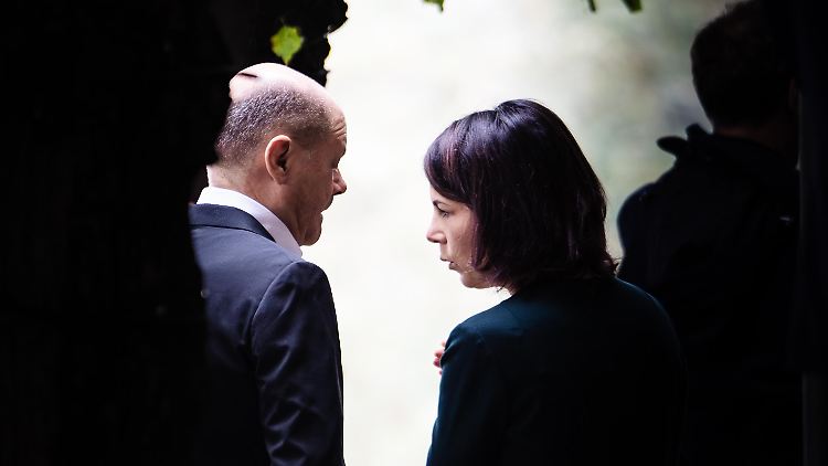 Scholz und Baerbock sind durch die Abstimmung in der UN-Vollversammlung in eine schwierige Lage geraten. 