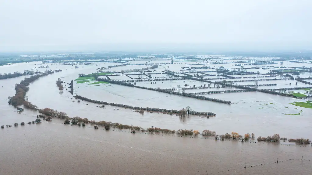 Blick-auf-den-Fluss-Weser-und-die-umliegenden-ueberfluteten-Wiesen-Aufnahme-mit-Drohne