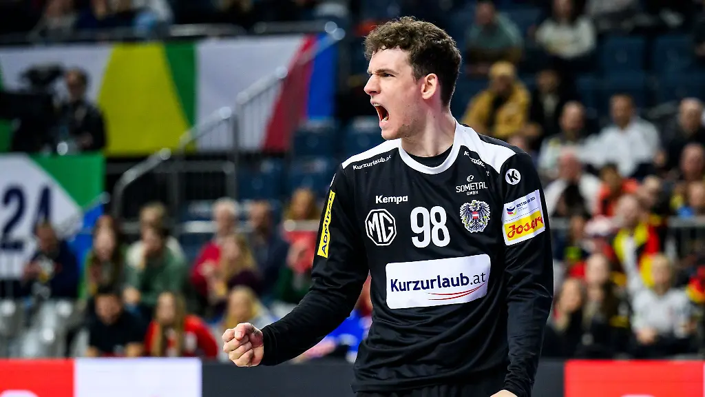 Oesterreichs-Torwart-Constantin-Moestl-jubelt