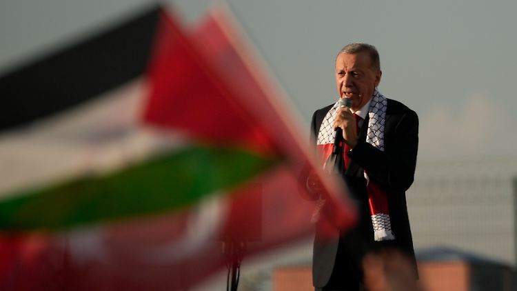 Erdogan mit Pali-Tuch: Der türkische Präsident heizt die israelkritische Stimmung in Istanbul weiter auf.