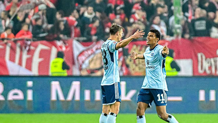 Miro Muheim (l.) und Ransford-Yeboah Königsdörffer jubeln über den kuriosen Treffer zum Endstand.