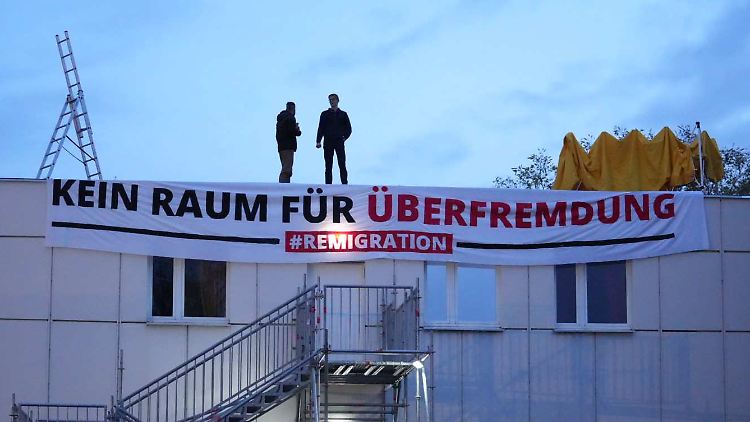 Die Rechtsextremen entrollten auf dem Dach ein Banner gegen Flüchtlinge.