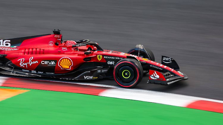 Leclerc startet mit seinem Ferrari beim Rennen in Mexiko aus der Pole-Position.