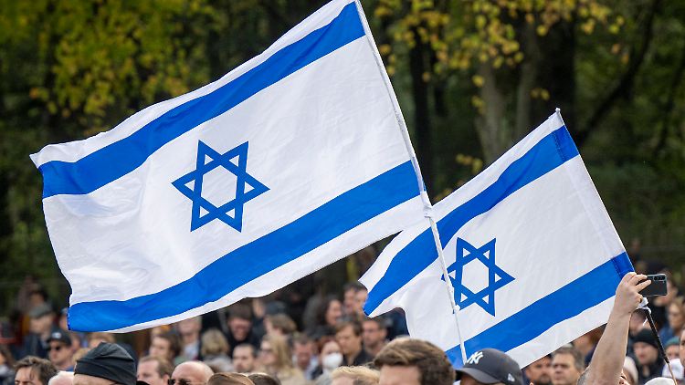 Israel-Fahnen auf einer Demo gegen Terror, Hass und Antisemitismus in Berlin.