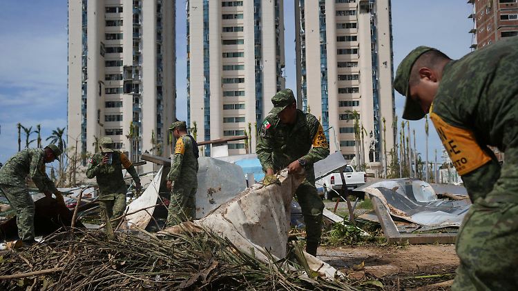 Soldaten im Hilfseinsatz in Acapulco.