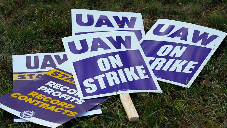 Die Gewerkschaft UAW einigt sich mit Stellantis - die Arbeiter können die Streikschilder niederlegen.