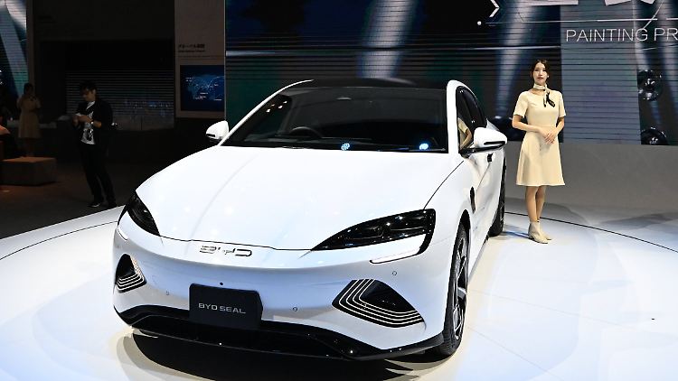 "BYD wird bleiben", sagt Ferdinand Dudenhöffer zum chinesischen E-Auto-Hersteller - hier auf der Japan Mobility Show vor wenigen Tagen.
