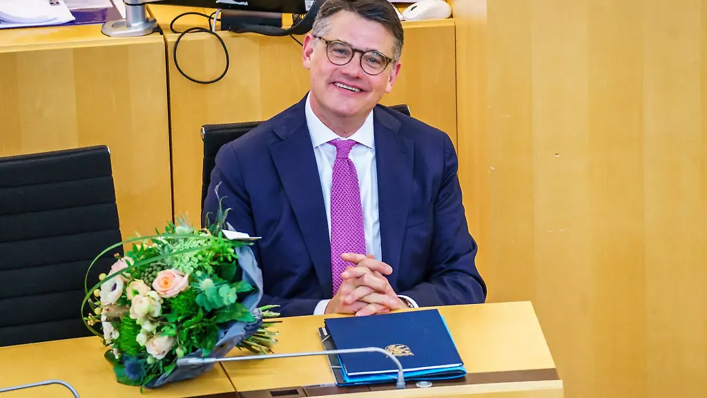 Boris-Rhein-CDU-Ministerpraesident-von-Hessen-sitzt-nach-seiner-Vereidigung-auf-seinem-Platz