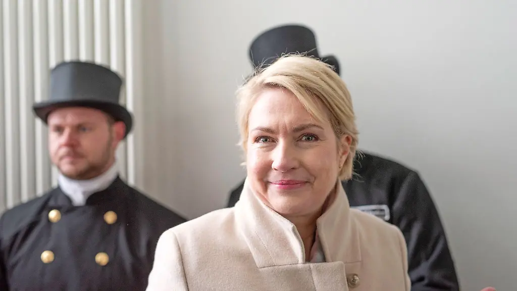 Mecklenburg-Vorpommerns-Ministerpraesidentin-Manuela-Schwesig-kommt-zu-einem-Fototermin-an-den-Warnemuender-Strand