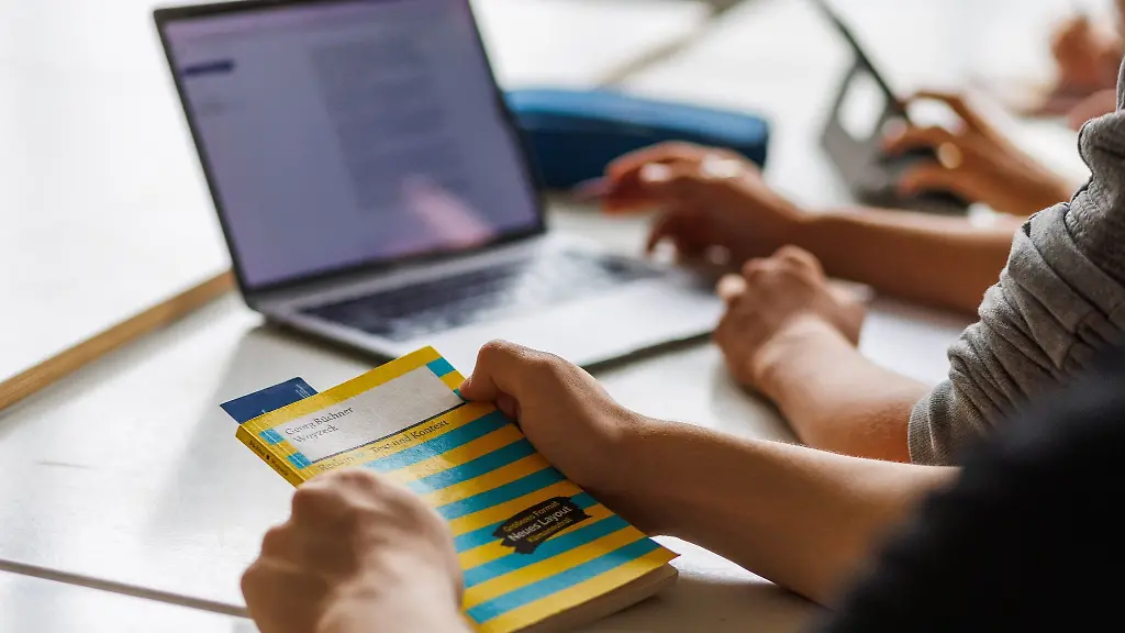 Schueler-sitzen-vor-einem-Laptop-und-benutzen-ein-KI-Tool