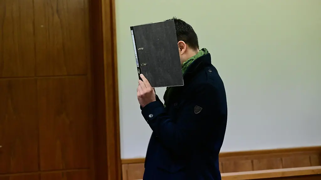 Der-Angeklagte-wird-beim-Prozessauftakt-in-den-Gerichtssaal-im-Landgericht-Oldenburg-gefuehrt