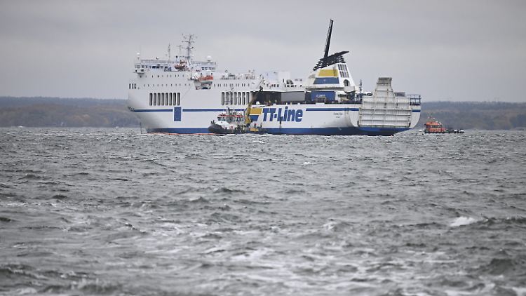 Ein Tank ist beschädigt, die "Marco Polo" verliert Diesel.