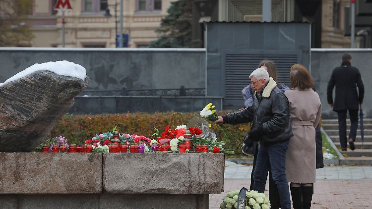 Oleg Orlow von der Menschenrechtsorganisation Memorial gedenkt der Opfer staatlicher Repressionen.