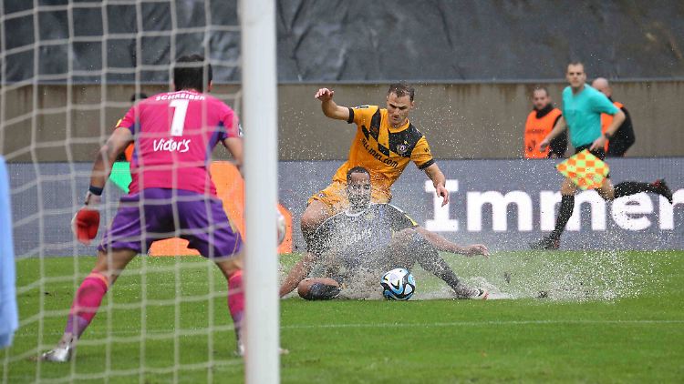Der Ball lief nicht mehr, die Pfützen standen auf dem Platz.