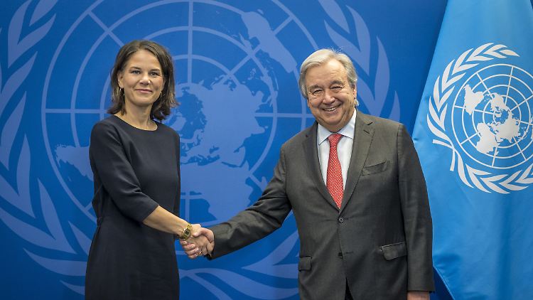 Außenministerin Baerbock schüttelt am Dienstag UN-Generalsekretär Guterres die Hand.