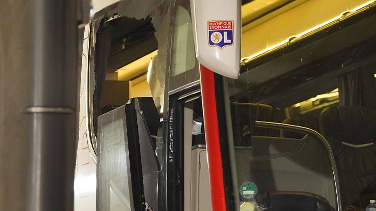 Bei dem Angriff wurden Scheiben des Busses zerschlagen.