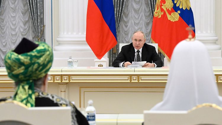 Der russische Präsident Putin trifft sich mit den religiösen Oberhäuptern aller Konfessionen im Kreml. 