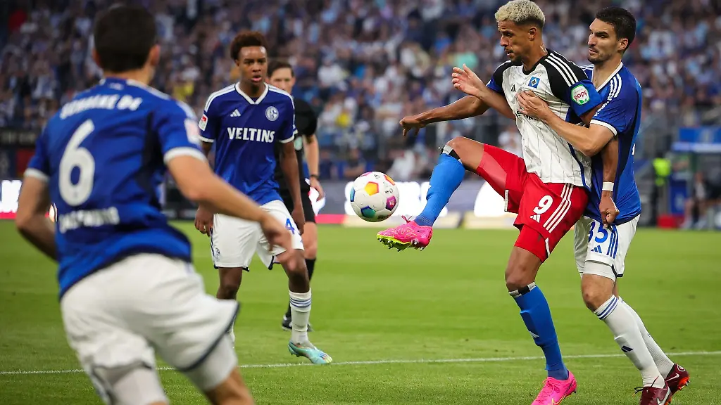 Hamburgs-Robert-Glatzel-2-v-r-und-Schalkes-Marcin-Kaminski-r-im-Kampf-um-den-Ball